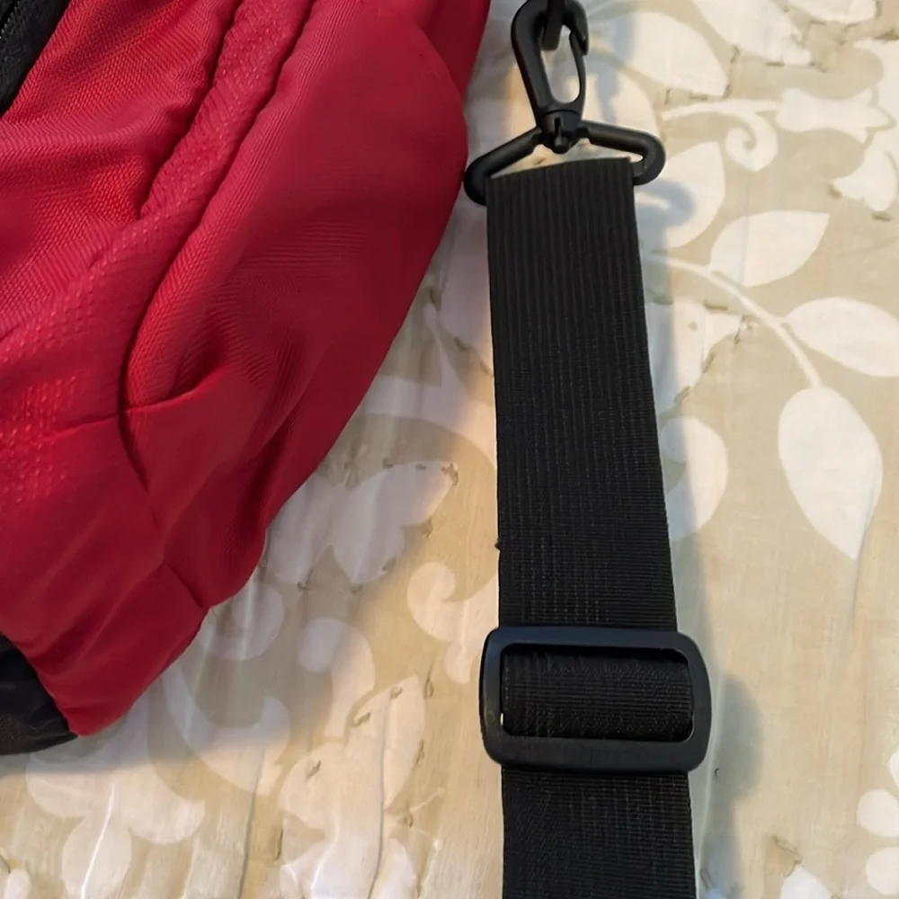 Red Jansport laptop messenger bag. Interior Velcro & outer zippered compartment